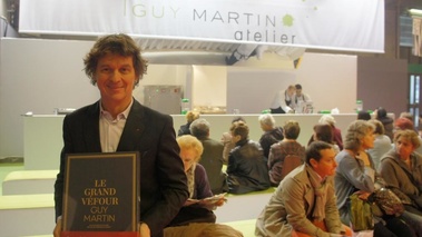 Gyu Martin et son livre.jpg