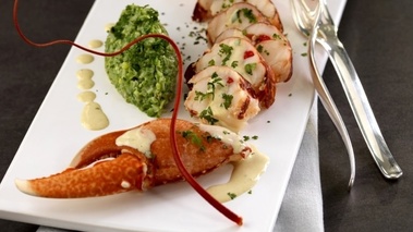 homard sauce coraillée sur son caviar d'haricot verts