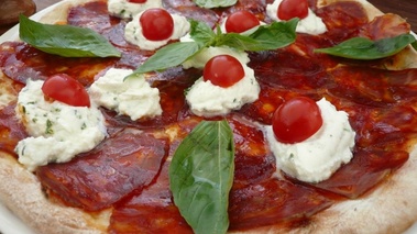 Wanderlust - Pizza au chorizo et tomates cerises
